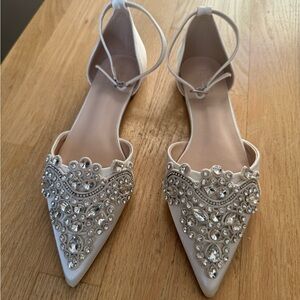 Brand NEW never worn Kailee P Ivory Embellished Women's Flats - size 10